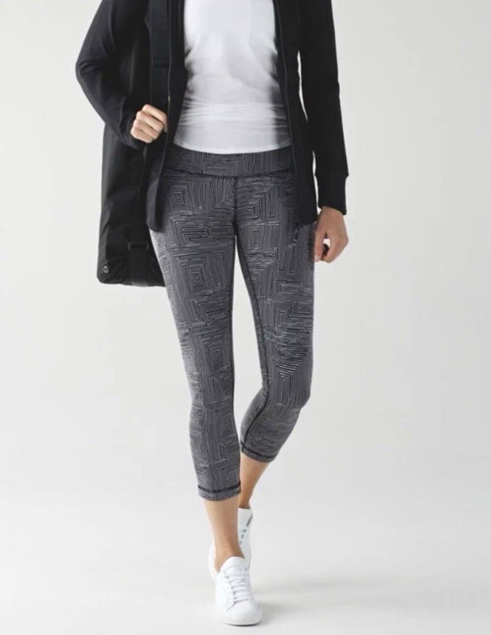 Lululemon Wunder Under Crop III Leggings in the Maze Jacquard White Black sz 4
